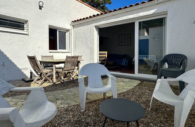 Cozy Villa Steps from Beach & Shops - 2BR, Patio, Parking, WiFi, Close to Tennis