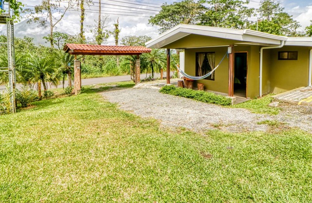 Cozy villa with volcano views, fast WiFi, kitchenette & hammock - dog-friendly