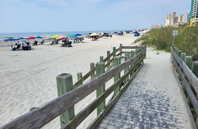 Cozy Vintage Artist Cottage. 5-minute walk to the beach, n2BR/1 BA. Pets OK,