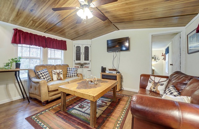 Cozy Waynesville Home w/Porch by Blue Ridge Pkwy