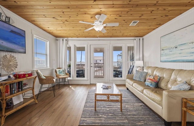 Cozy Winter Beach Cottage w/Private Beach Access