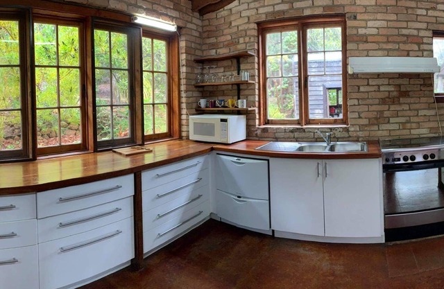 Cozy wooden cottage w/firepit. Beautiful location filled with winerys