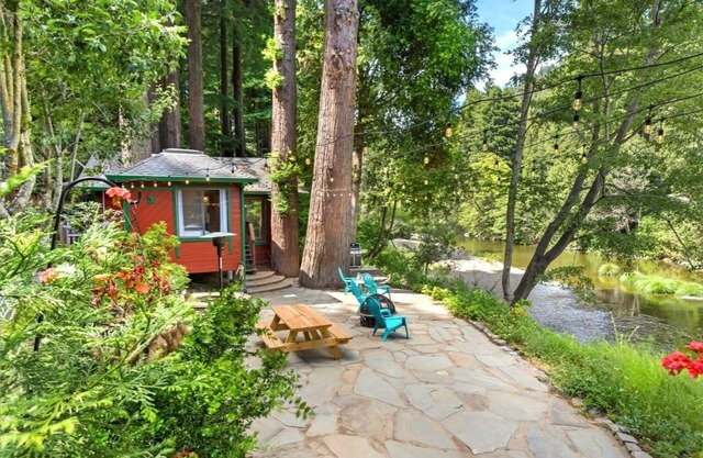 CozyCreekCabin~Comfy & Serene Creekside Cabin!Ocean&Wineries/WiFi/Pup/HtTb