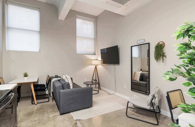 CozySuites Modern 1BR | OTR District #03