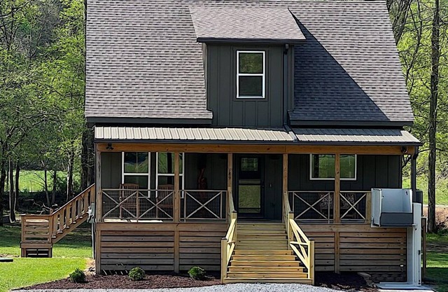 Creek Front and Gorgeous Mountain View’s, Fishing, Tubing, WiFi
