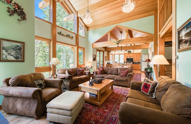 Creek Side- 4 Primary Suites, Hot Tub, Shuttle to Slopes, Pet Friendly