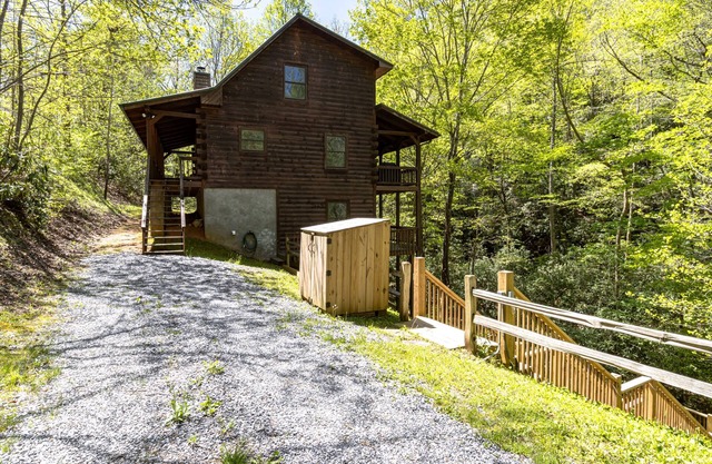 Creekfront Home- Cozy And Private! Great Deck on Creek. Hayesville NC