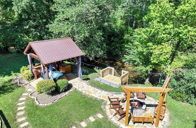 Creekfront: Views, Hot Tub, Fire Pit & Game Room