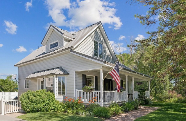 Creekside cutie, 3br 2.5ba, near skiing, sleeps 8