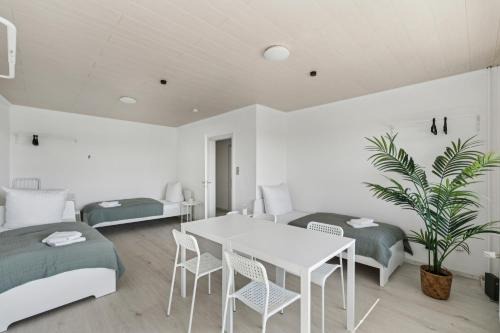 CREW BEDS - APARTMENT in Wolfsburg for 7 People - 75m2, 3x Bedroom, 7x Single Bed, Free Kaffee, WiFi & Parking - 24h CHECK IN