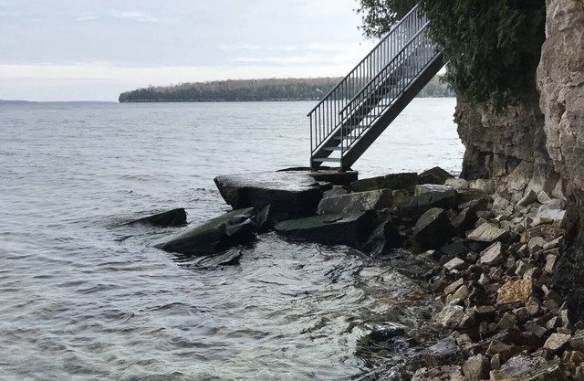 Cro’s Nest - Waterfront home on the edge of Table Bluff. Amazing water views!