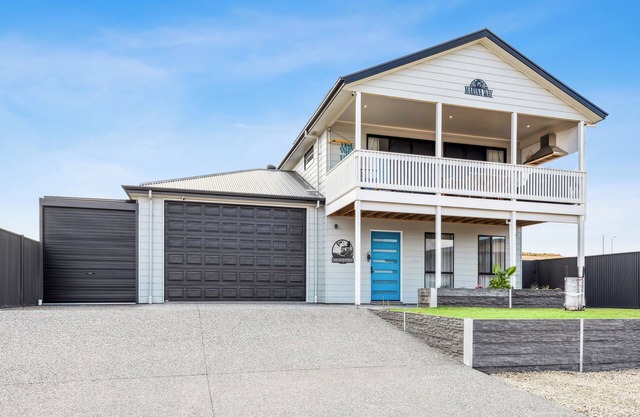 CROSS RIVER RETREAT, THIS SPACIOUS RIVER HOME CAN COMFORTABLY SLEEP UP TO 13