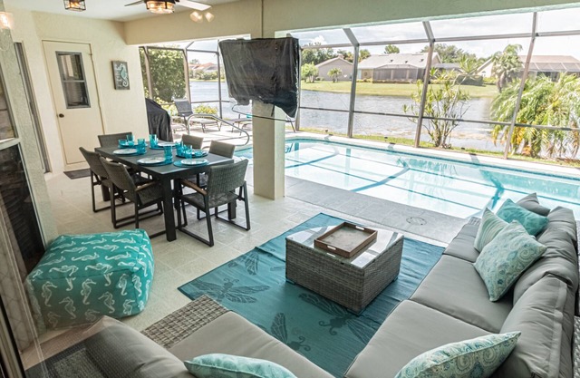 Crown Pointe lake view heated pool home (w/2 King bedrooms) minutes to downtown & beaches!