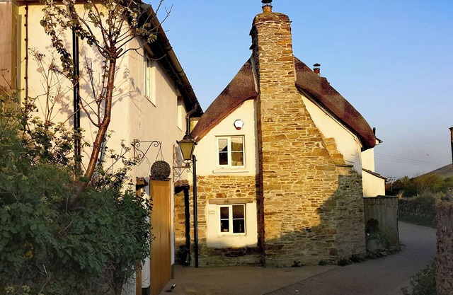 Croyde cottage with direct access to beach path, close to pubs and shops.