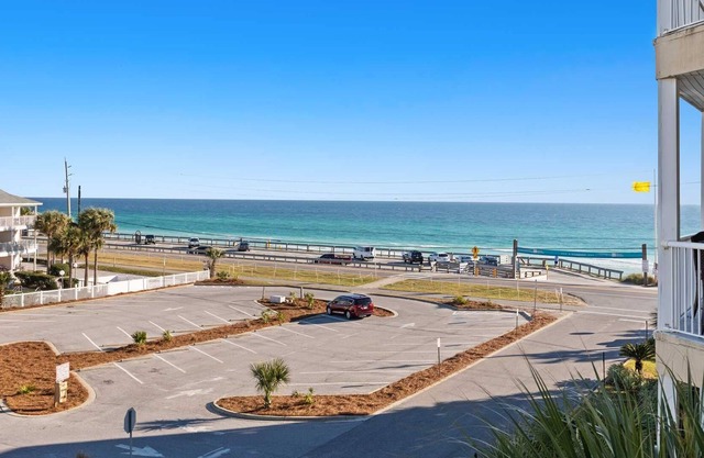 Crystal View 304 Beach Service, Great Views, 3bed/ 3 bath Pet Friendly