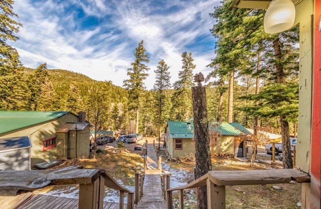 Cubby: Cute, Cozy Studio for 2 with a Hot Tub in the Upper Canyon!