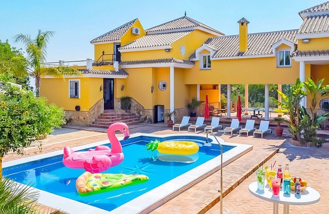 Cubo's Villa Bresell Privacy Pool & Family Fun/paddle tennis court/games room/free Wi-Fi