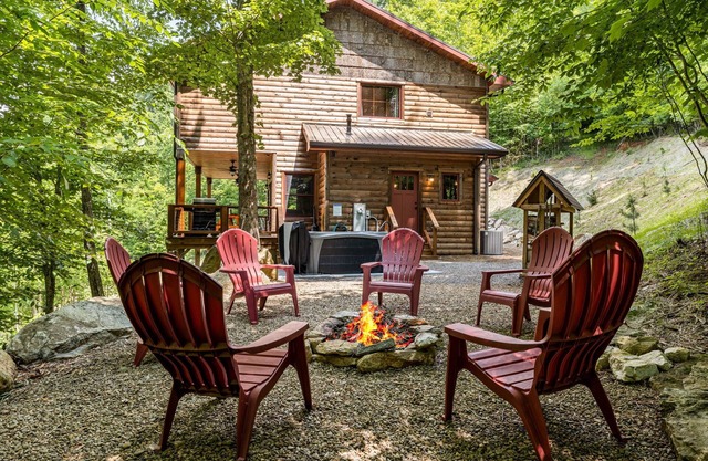 Cubs Den Cabin | Luxe Views, Hot Tub + Fire Pit Retreat + Biltmore Pass