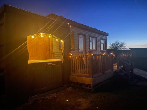 Cuddles & Bubbles Cozy Cabin with jacuzzi spa hot tub