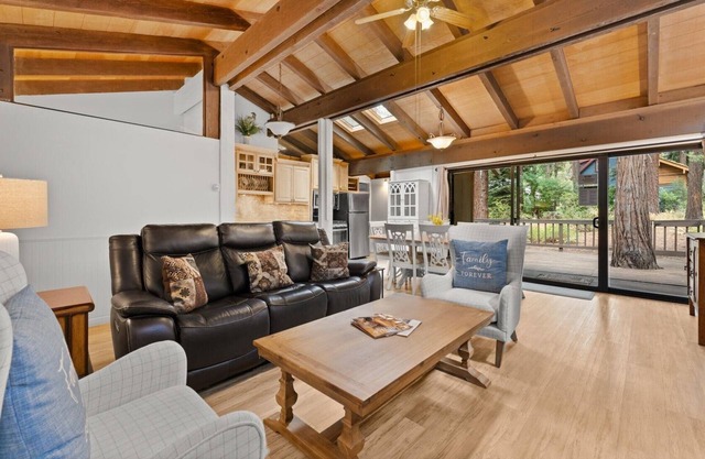 Custom Bed, Large Deck for Grilling, Pets OK "Dolly Varden Cottage"