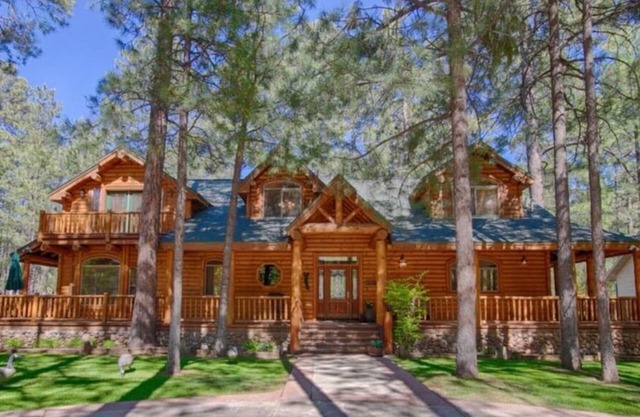 Custom Cabin on Golf Course - Don't Miss Out!