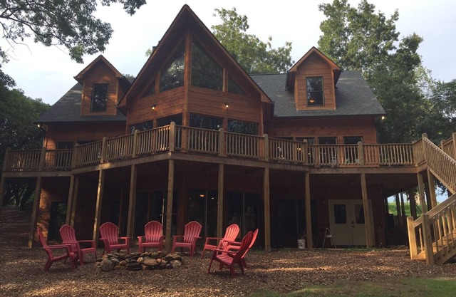Custom Construction Lake House Cabin. Perfect Multi-family Layout! New Dock!