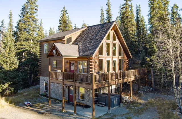 Custom Craftsman Chalet🏡Fenced Yard for Pets🍃Aspens, Hot Tub 💰$0 Cleaning & Pet Fee