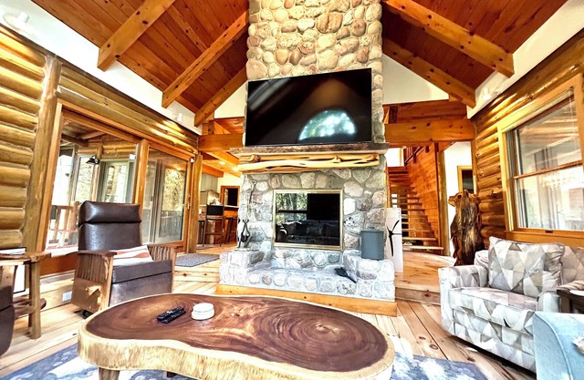 Custom River Front Property on 10 Acres, Sleeps 19
