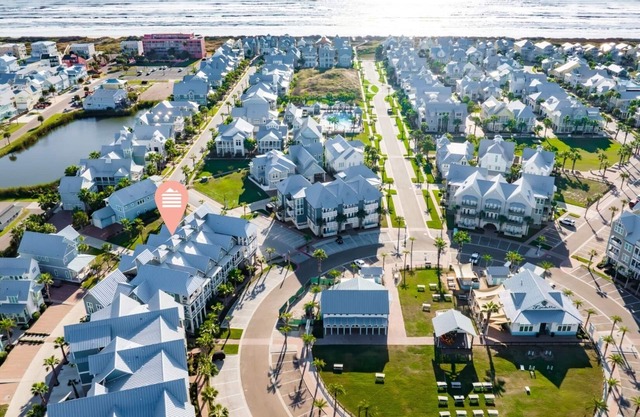 Custom Townhome@Cinnamon Shore w/Town Center Views+Resort-Like Amenities