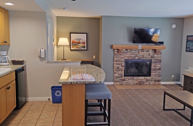 Cute 1 Bedroom, 1 Bath Unit at Seventh Mountain Resort - 611