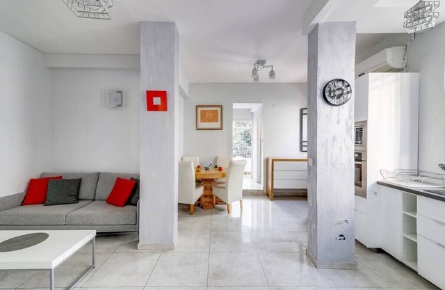 Cute 1BR in Jabotinsky by Holiday-rentals