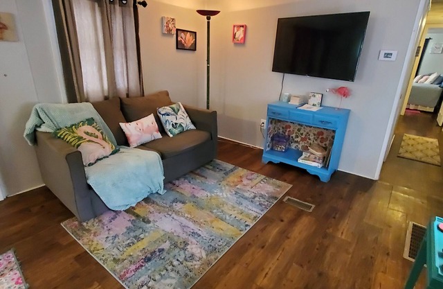 Cute 2br/1ba close to everything