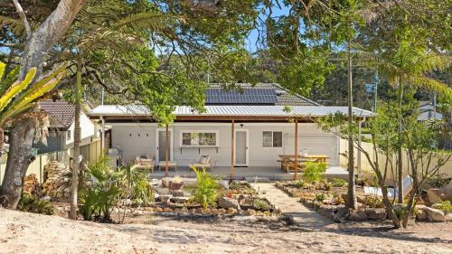 Cute Beach Cottage - Absolute Beach Front