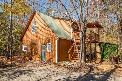 Cute Cabin with Pool Table and Hiking Trails in Cleveland, Georgia