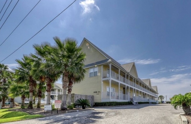 Cute condo located between the beach and the lagoon