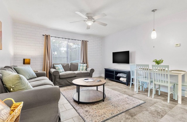 Cute Condo near UF, Shands Hospital and Downtown!