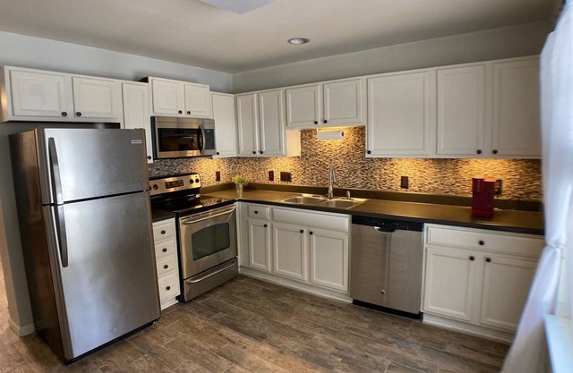 Cute corner townhouse near Raleigh, Cary and NC State