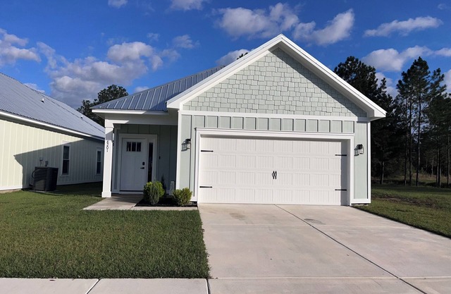 Cute cottage near Sports Complex, OWA, beaches, shopping, restaurants. King bed.