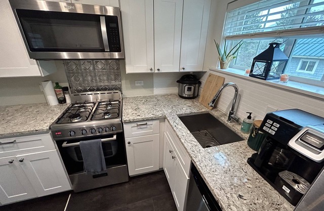 Cute Cottage walking distance to 7 miles of beach - Dogs welcome!