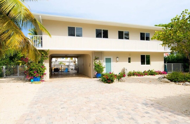 Cute & Cozy 3 Bedroom Canalfront Pool Home