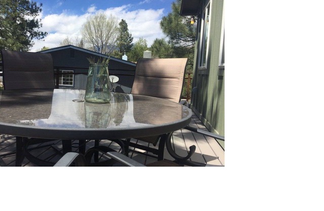 Cute, cozy & clean 2 bedroom within walking distance national forest & down town