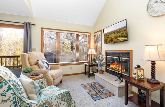 Cute & Cozy Golf Villa, King Bed, Wood Fireplace, Near Spa, Trails