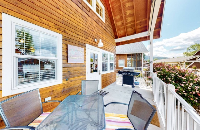 Cute, dog-friendly cabin with a large patio & fireplace - walk to river beach