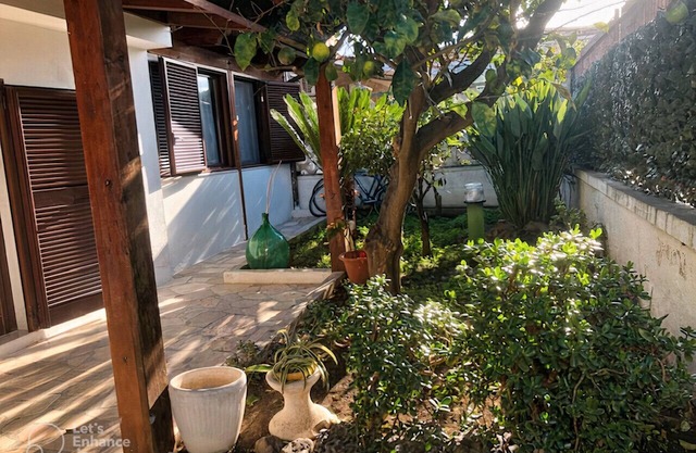 Cute little Villa with private garden just few steps away by the sea.