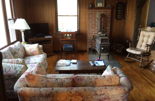 Cute Mountain Top Cape Cod on 1.3 acres, Central Air Conditioning and Oil Heat !