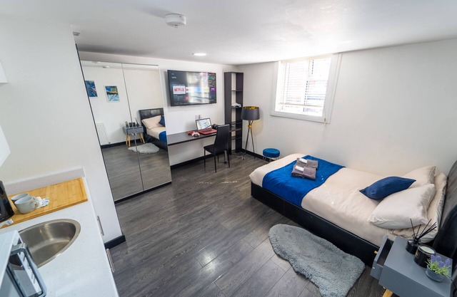 Cute Studio right next to UoB and QE!