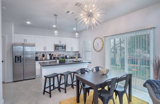 Cutting-edge Elegant 3BR 2.5ba Home Near Downtown!