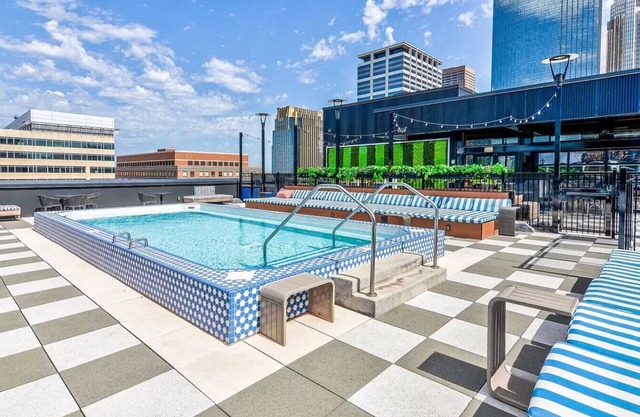 CW 2BR 1B Sky Lounge Rooftop Pool Gym CC