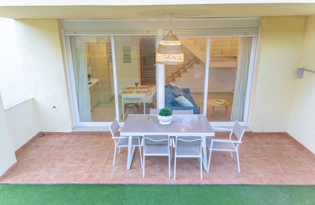Dúplex con piscina, garaje y jardín, frente a la playa de los Caños de Meca.
