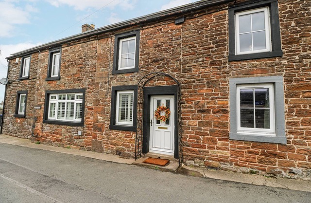 DAISY COTTAGE, pet friendly, with hot tub in Wigton